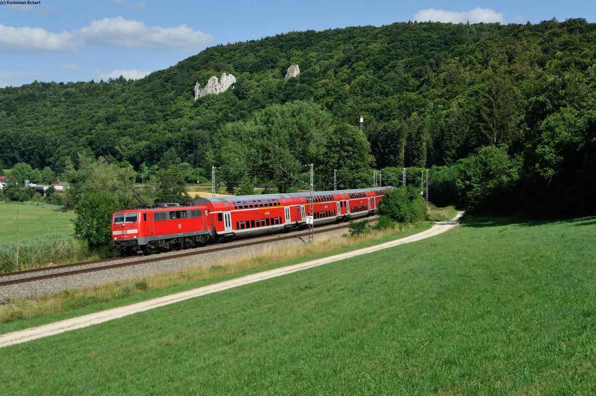 111 200-2 mit RB59100 von München Hbf nach Nürnberg Hbf kurz vor Dollnstein, 15.07.2015