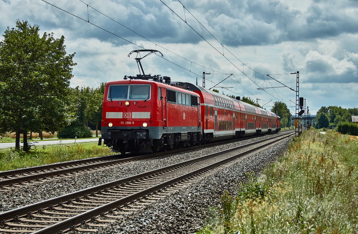 111 206-9 ist hier am 09.08.16 als RE bei Thüngersheim zu sehen der in Richtung Frankfurt/M. unterwegs ist.