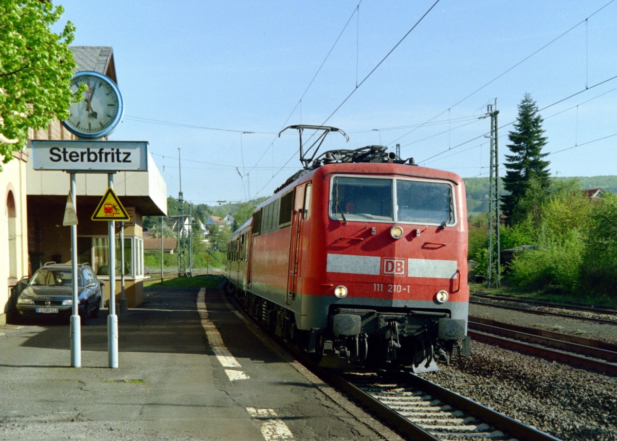 111 210 mit RB 34786 (Bamberg–Schlchtern) am 19.04.2007 in Sterbfritz