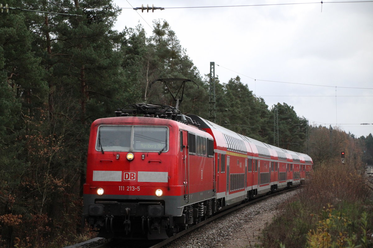 111 213 fuhr am 19.11.2017, mit dem RE 4856 nach Nürnberg Hbf am Haken, durch den Bahnhof von Ochenbruck.