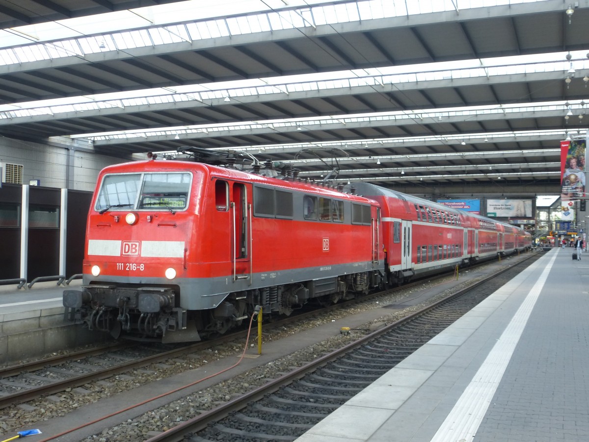111 216-8 steht hier am 12.6 2014 mit einem RE nach Treuchtlingen im Münchener hbf zur Fahrt bereit. 