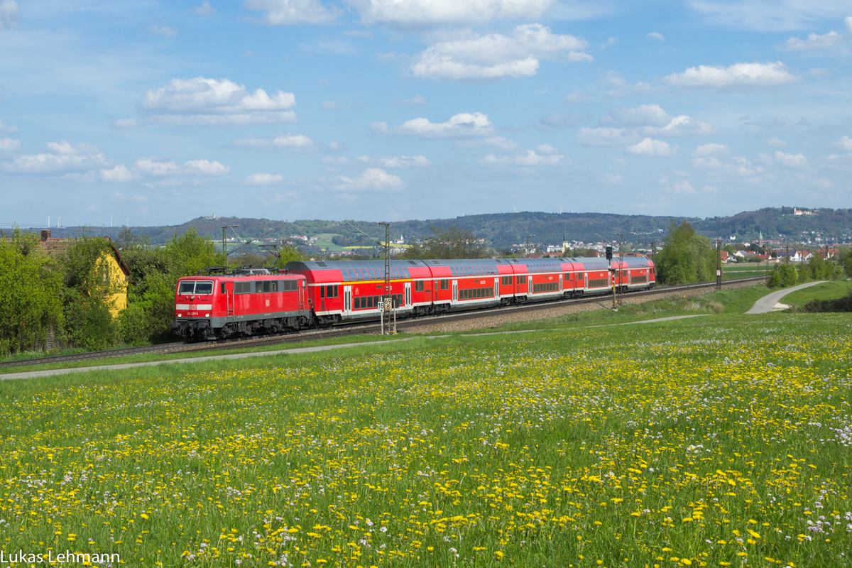 111 227-5 mit dem RE nach Nürnberg durchfährt Pölling, 6.5.17