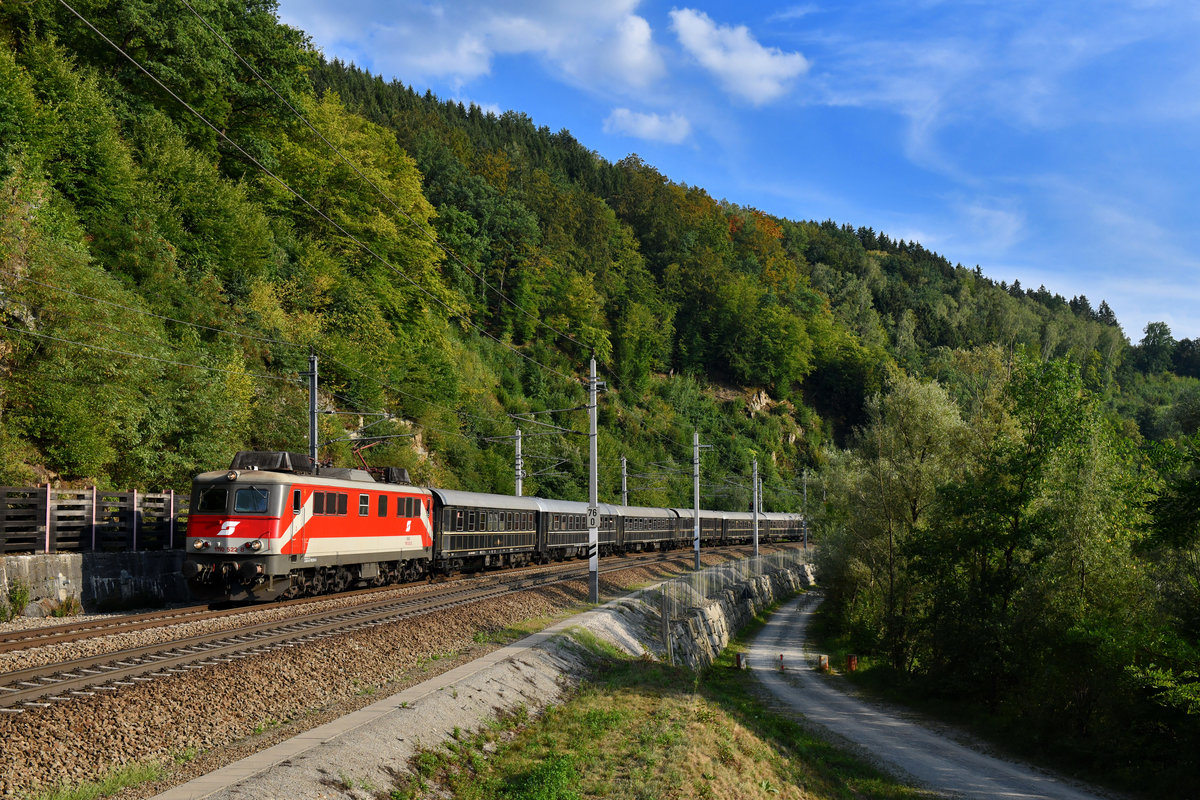 1110 522 mit R 1792 am 08.08.2018 bei Ingling. 