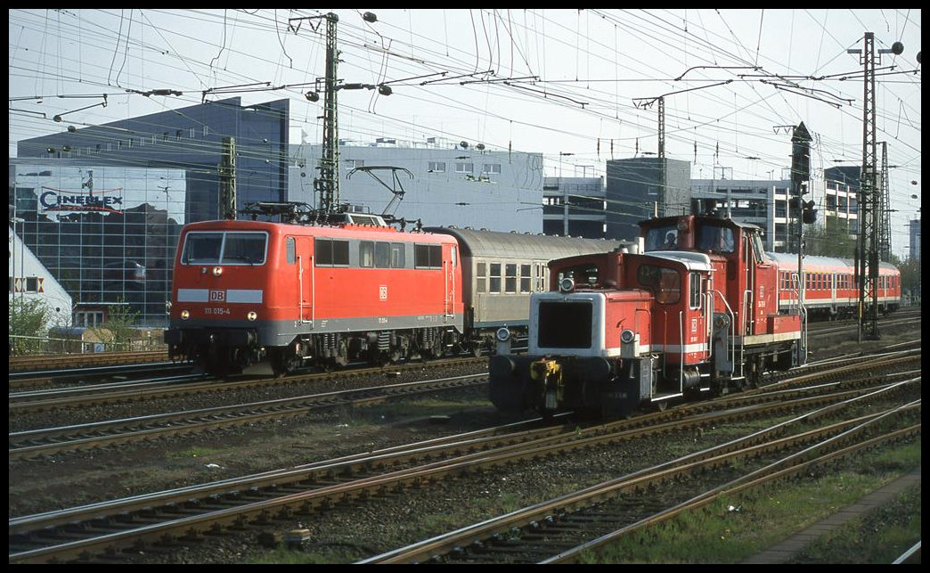 111015 überholt hier am 23.4.2001 bei der Einfahrt aus Richtung Hamm in Münster HBF die Kleinlok 335885, welche gerade eine Rangierlok im Schlepp hat.
