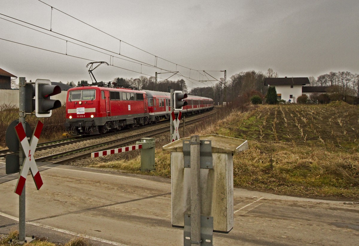 111.019 überquert am 14.01.2014 als Meridianersatz bei bayerischen  Sauwetter  den Bahnübergang Vogl.