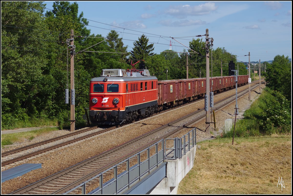 1110.505 mit einem Güterzug beim Bisamberg. (08.06.2017)