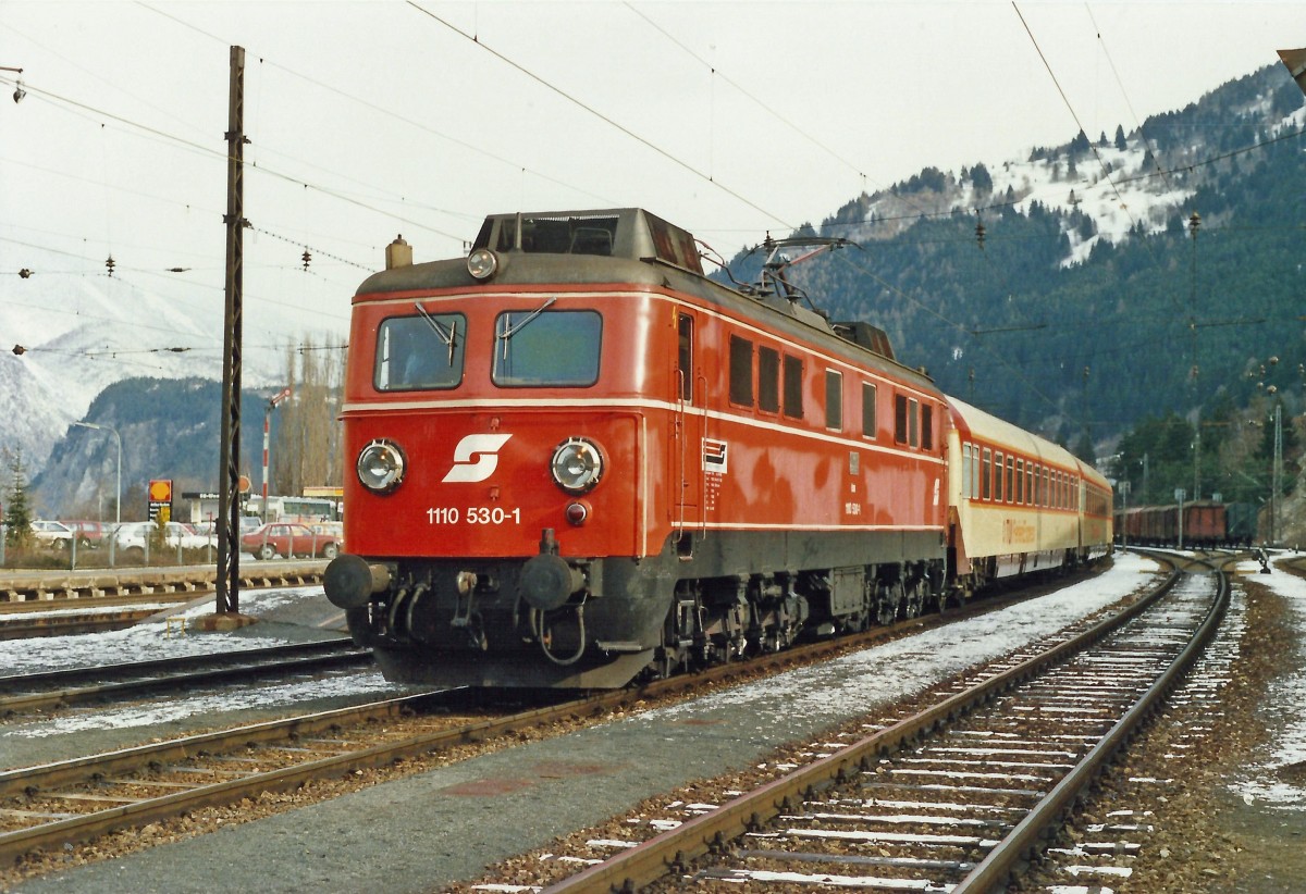 1110.530 steht mit einem TUI-Reisebürosonderzug im Bhf.Landeck. Jänner 1987