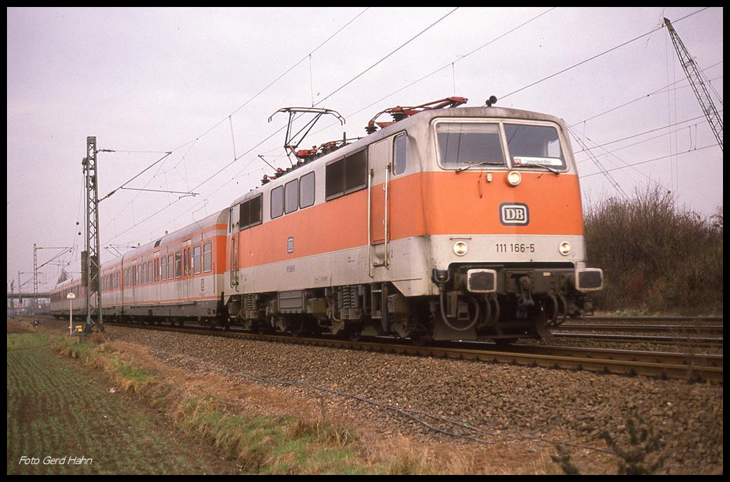 111166 im S-Bahn Dienst am 7.12.1989 um 12.55 Uhr bei Langenfeld - Berghausen auf dem Weg von Düsseldorf nach Köln. 