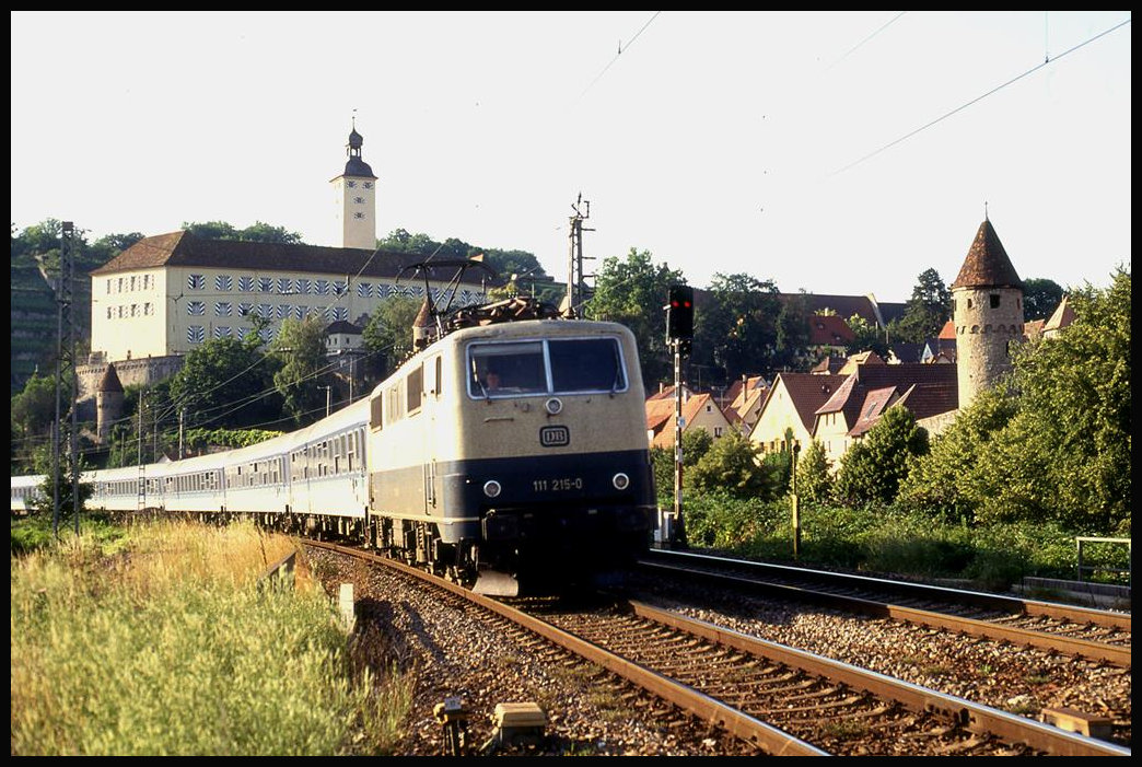 111215 legt sich unterhalb der Deutschordensburg in Gundelsheim am 1.7.1993 um 19.07 Uhr mit dem IR 2311 Richtung Heilbronn in die Kurve.