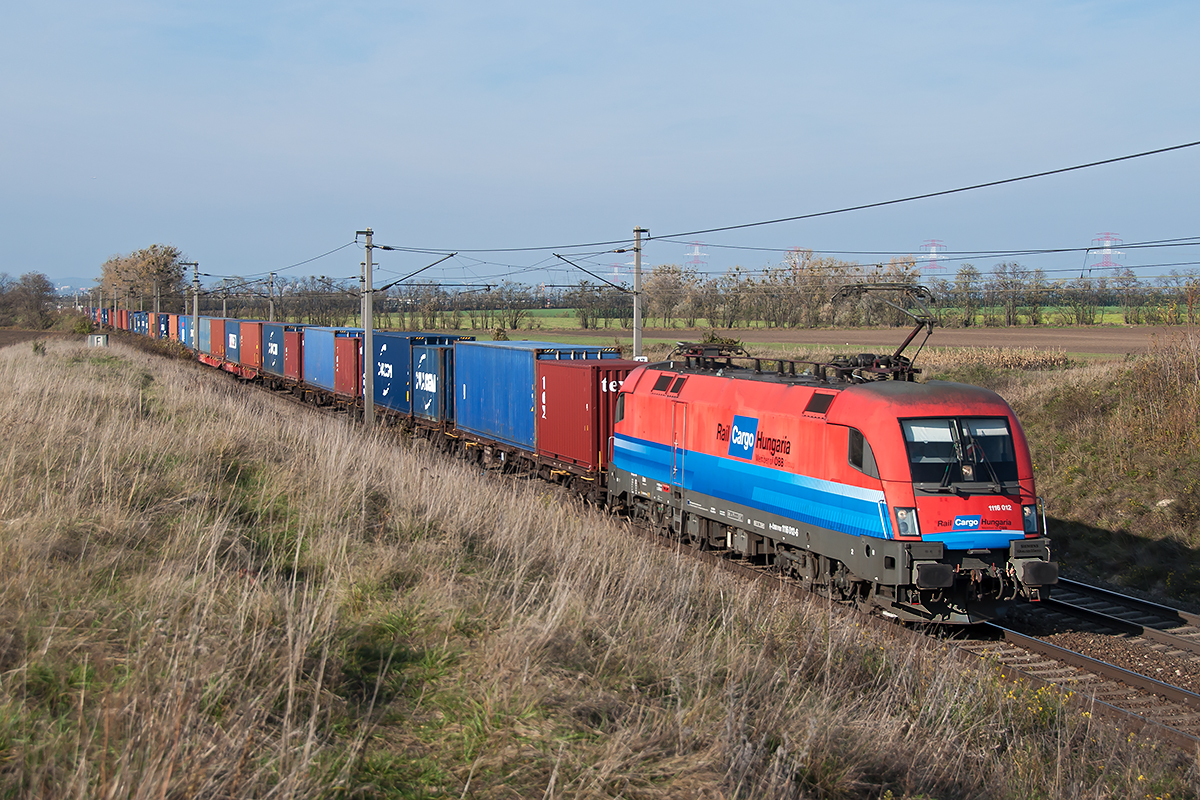 1116 012 Rail Cargo Hungaria, unterwegs mit Containern, zwischen Himberg und Gramatneusiedl. Das Foto entstand am 03.11.2017.