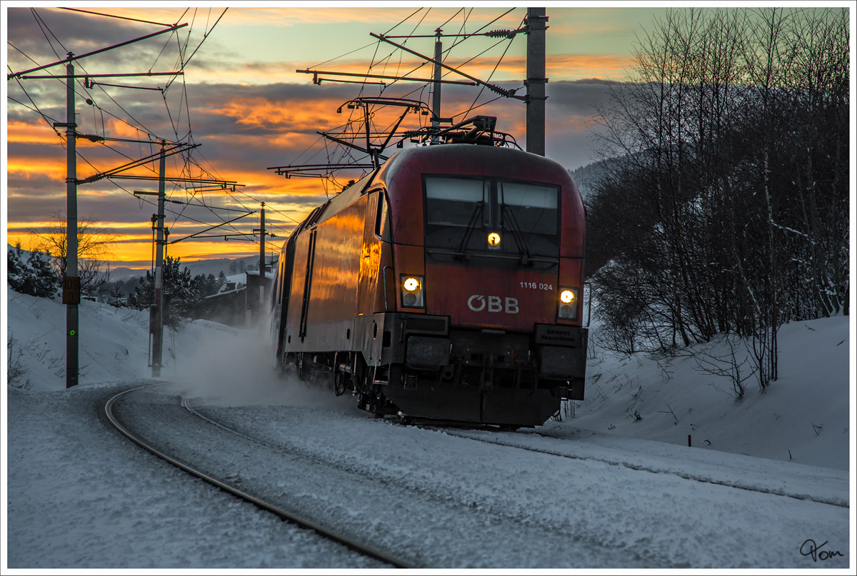 1116 024 zieht den IC 538 von Villach nach Wien Hbf, über der Semmering Südrampe bergwärts. Spittal am Semmering 6.1.2015