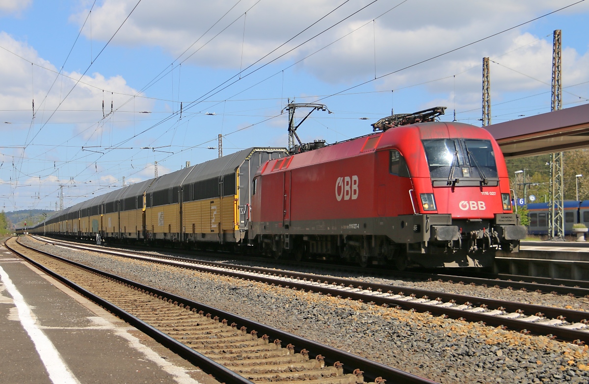 1116 027 mit geschlossenen ARS-Autotransportwagen in Fahrtrichtung Süden. Aufgenommen in Eichenberg am 04.05.2016.