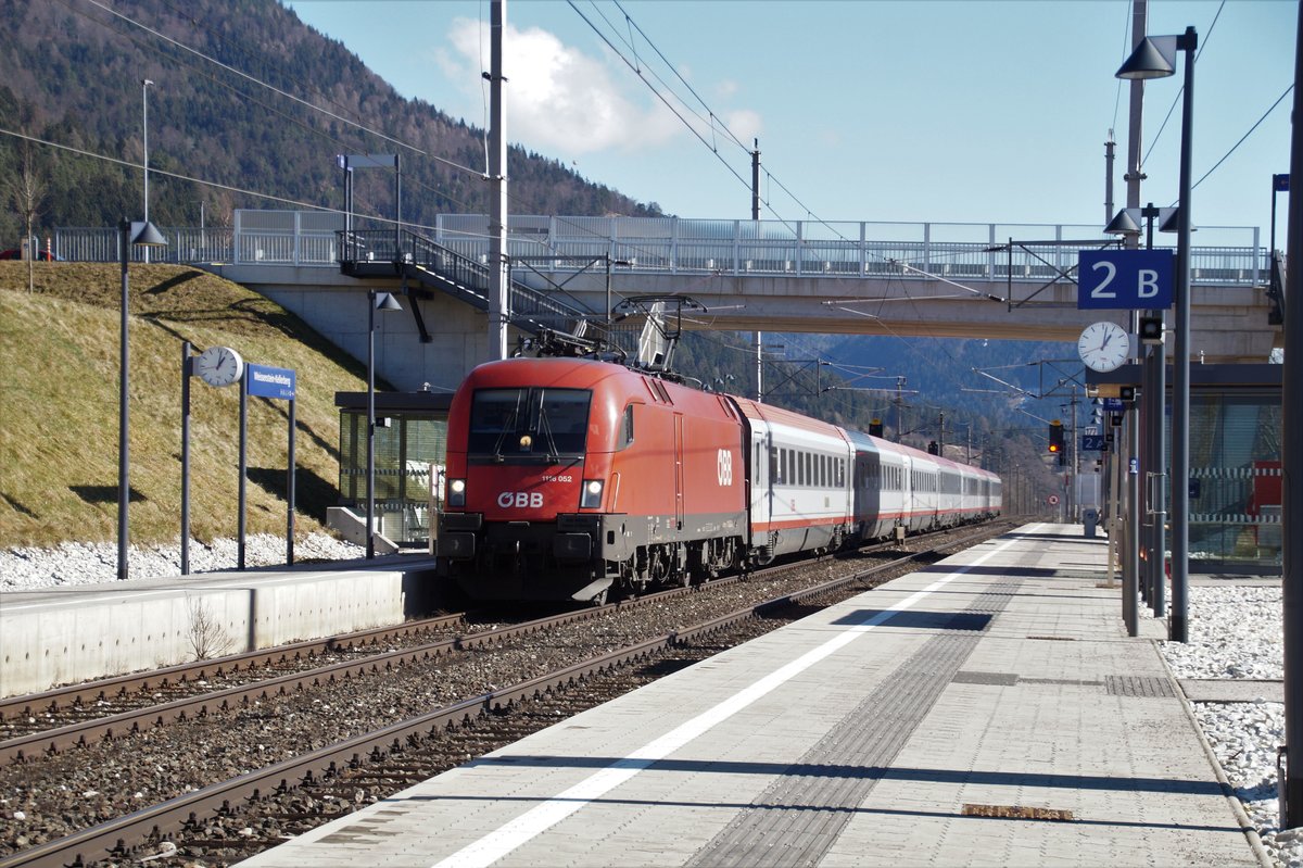 1116 052 mit IC 533 (Wien Hbf - Lienz) bei der Durchfahrt durch den Bahnhof Weissenstein-Kellerberg (05.03.2019).