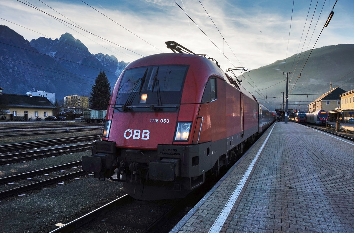 1116 053-0 steht mit dem D 15632 und railjet 632 (Lienz - Wien Hbf), abfahrtbereit im Bahnhof Lienz.
Aufgenommen am 4.10.2016.