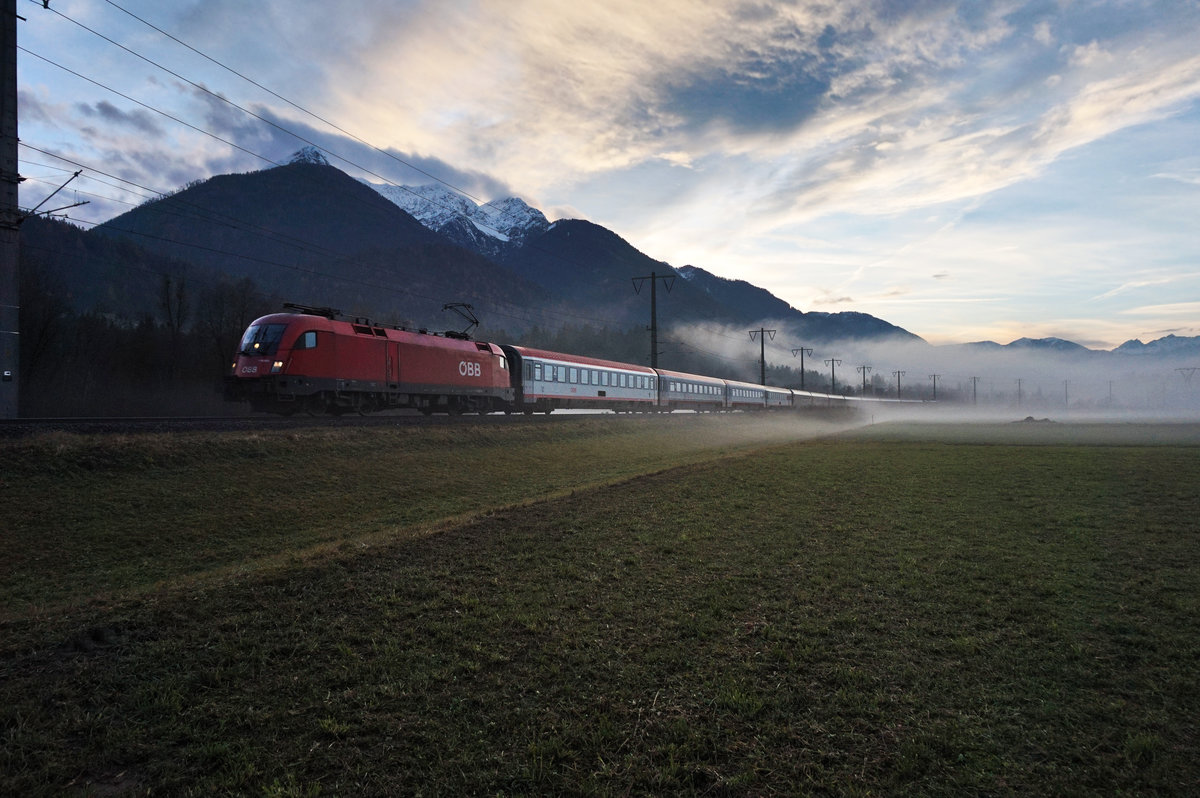 1116 053-0 taucht mit dem D 15632 und railjet 632 (Lienz - Wien Hbf), bei Berg im Drautal aus dem Nebel auf. Schublok war 1116 230-4.
Aufgenommen am 20.11.2016.