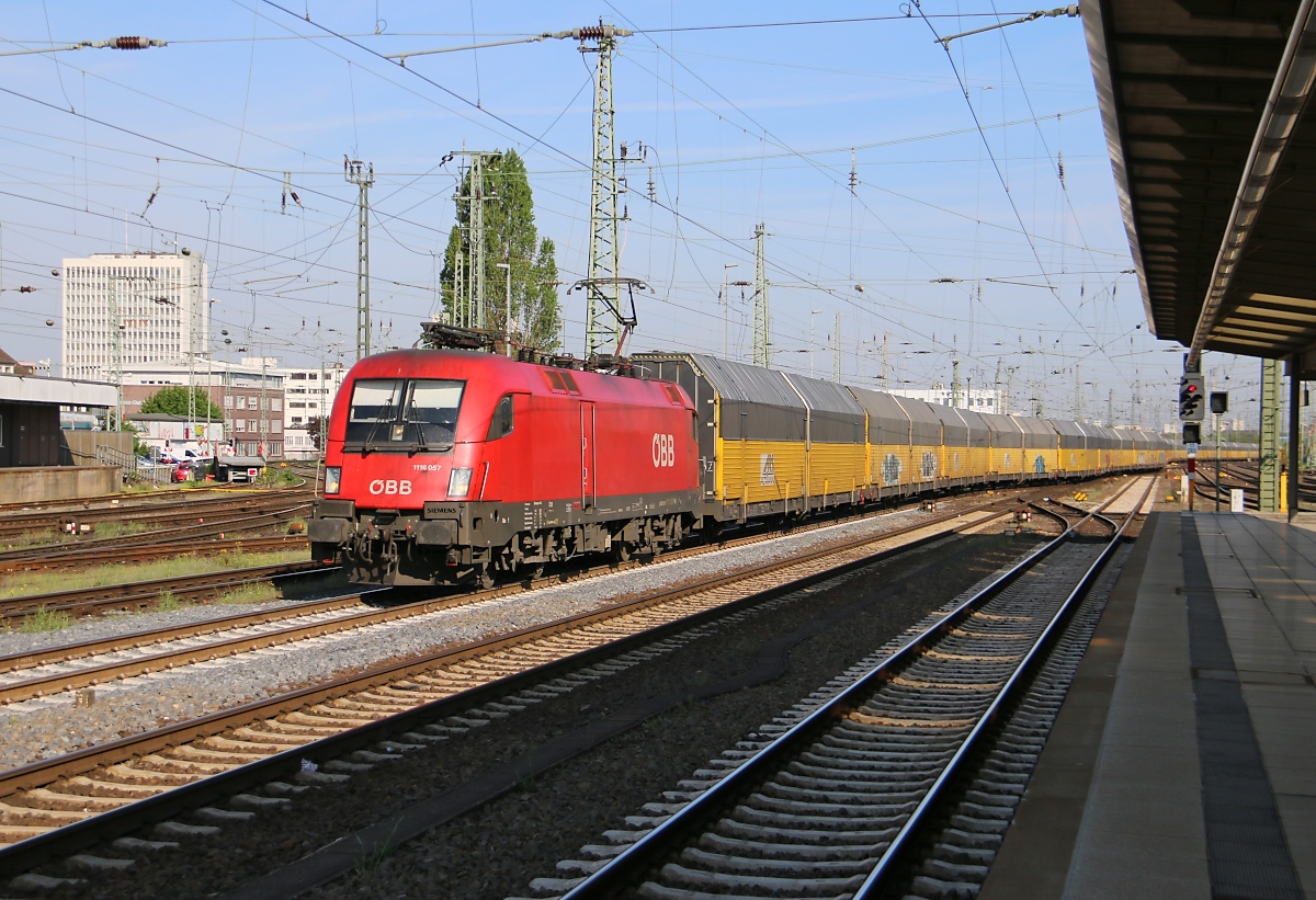 1116 057 mit geschlossenen ARS-Autotransportwagen. Aufgenommen im Bremer Hbf am 11.05.2016.