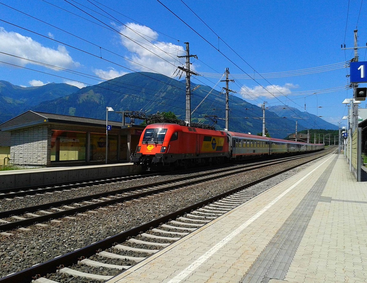 1116 063 mit EC 111 (München Hbf - Klagenfurt Hbf) am 10.7.2015 bei der Durchfahrt in Pusarnitz.