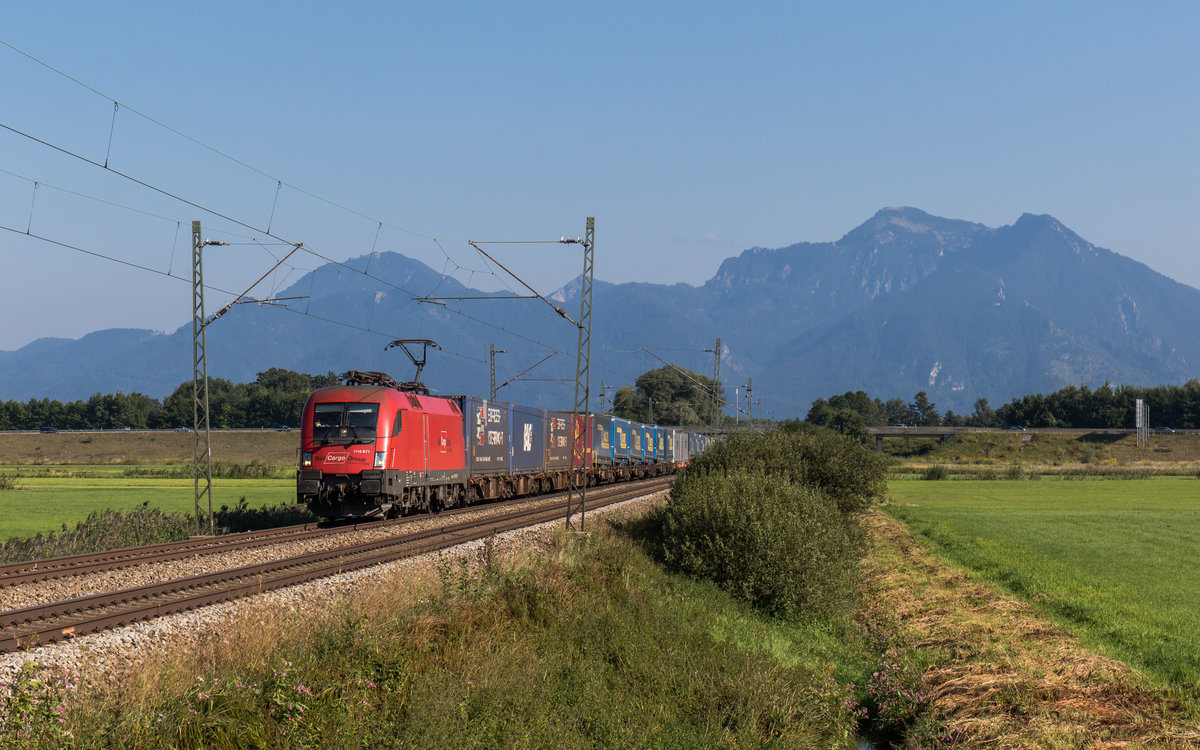 1116 071 fährt mit einem Containerzug durch Bernau in Richtung München, aufgenommen am 7. September 2016.