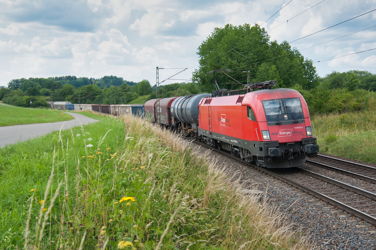 1116 071  Rail Cargo Group  mit einem gemischten Güterzug aus Nürnberg Rbf Richtung Passau bei Pölling, 14.07.2018