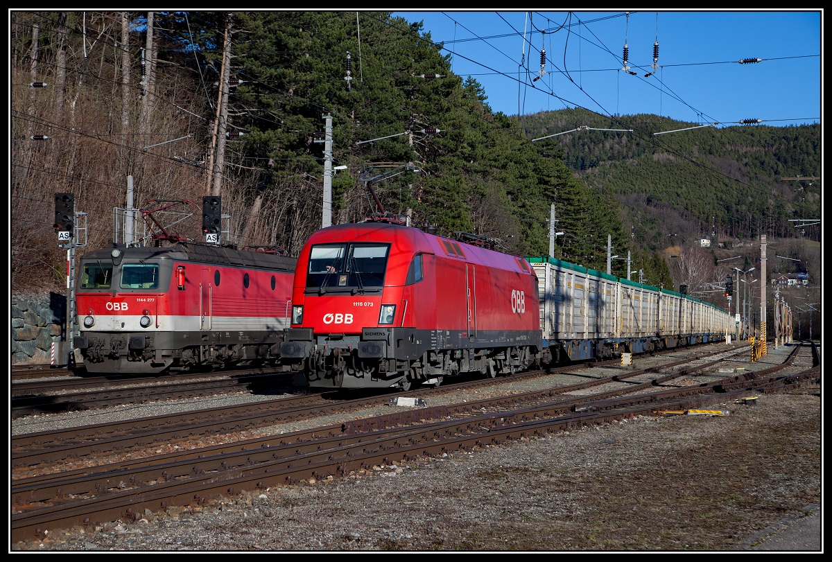1116 073 mit Güterzug fährt am 8.03.2018 durch den Bahnhof Payerbach - Reichenau.