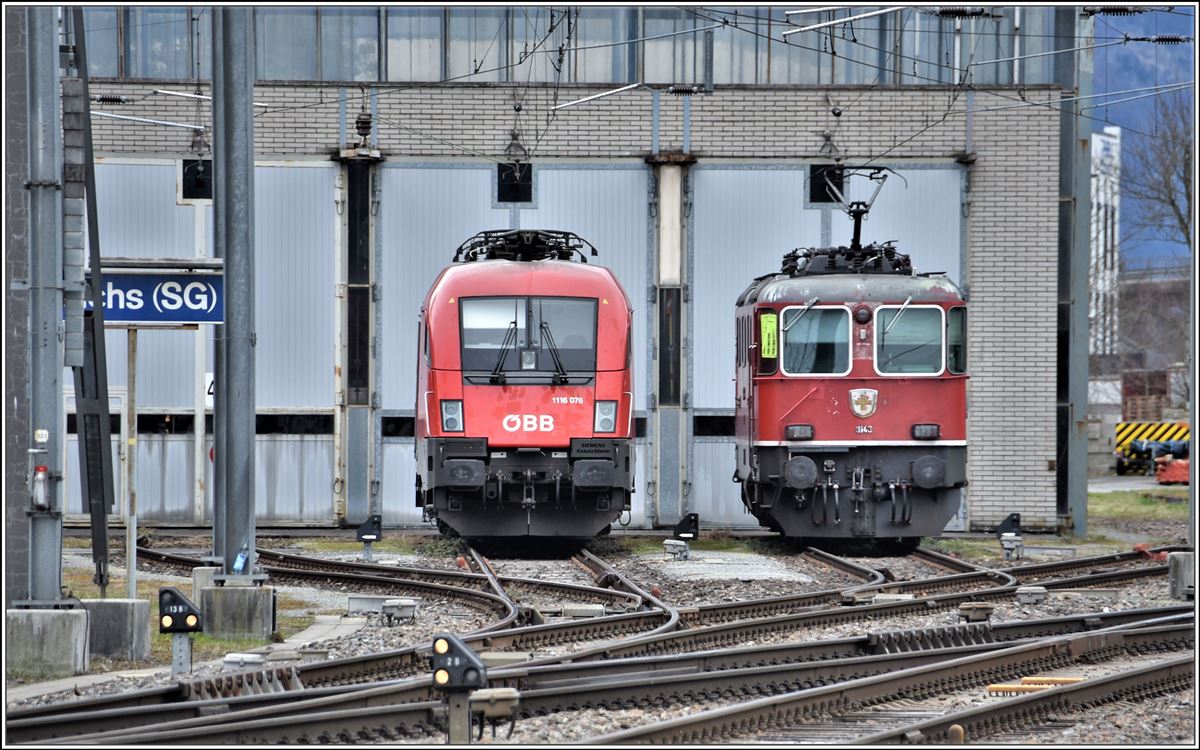 1116 076 und Re 4/4 II 11143 vor dem Depot Buchs SG. (15.03.2018)