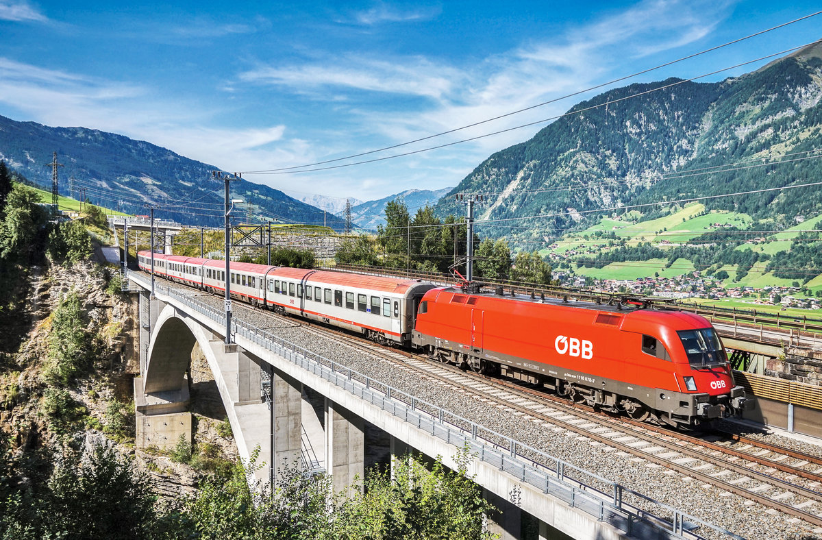 1116 078-7 fährt mit dem EC 113 (Frankfurt (Main) Hbf - Klagenfurt Hbf / - Zagreb Glavni kol.) über die neue Angerschluchtbrücke.
Aufgenommen am 30.8.2017.