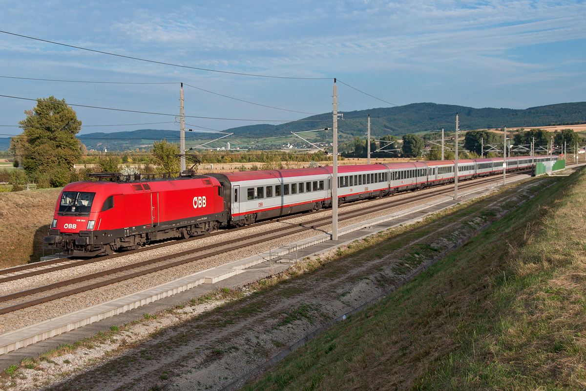 1116 084 brachte den IC 742 von Wien Hbf. nach Salzburg. Das Foto entstand am 30.09.2016 bei Chorherrn.