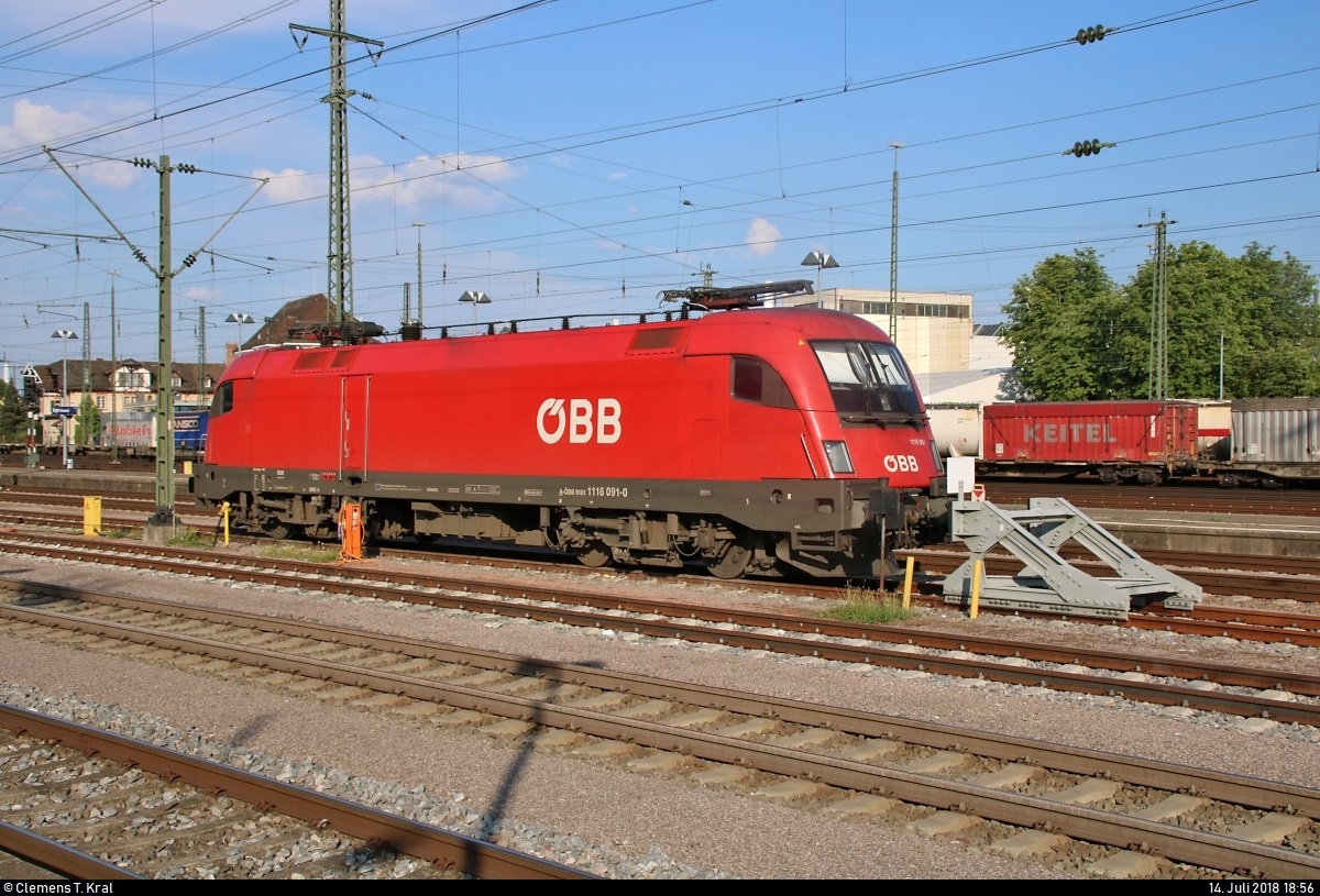 1116 091-0 (Siemens ES64U2) ÖBB ist im Bahnhof Singen(Hohentwiel) abgestellt.
[14.7.2018 | 18:56 Uhr]