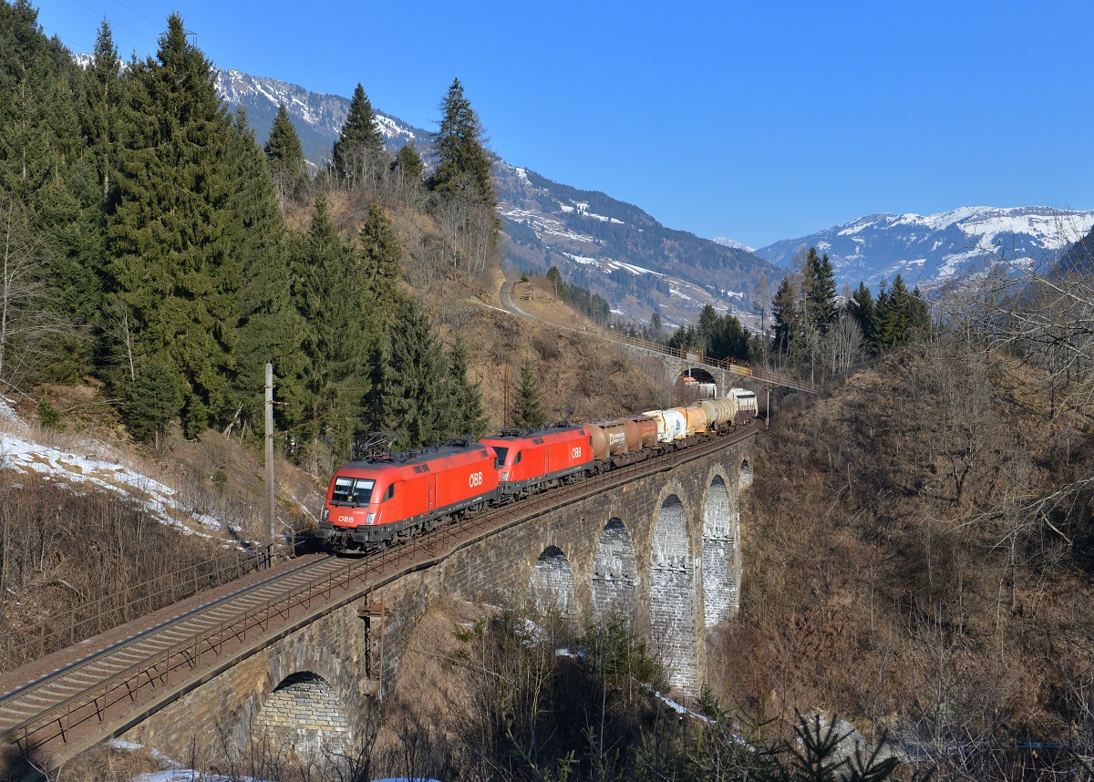 1116 092 + 1116 150 mit einem Güterzug am 21.02.2015 auf dem Hundsdorfer Viadukt bei Bad Hofgastein.