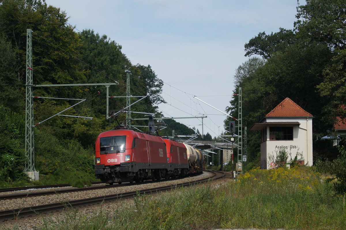 1116 101 der ÖBB als Vorspann vor Schwesterlok mit einem Güterzug bei der Einfahrt in den Bahnof Aßling (Strecke München-Rosenheim).
Aßling, 31.08.2017