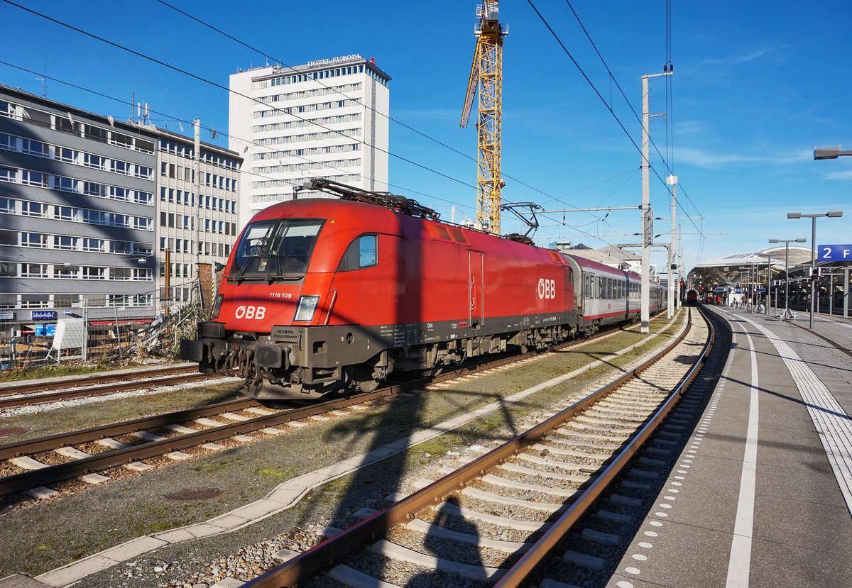 1116 109-0 bringt vor dem Fahrplanwechsel noch Liege- und Schlafwagen in Richtung Deutschland.
Unterwegs war der Zug als LP 78064 von Wien nach München.
Aufgenommen am 10.12.2016, bei einem längeren Aufenthalt in Salzburg Hbf.