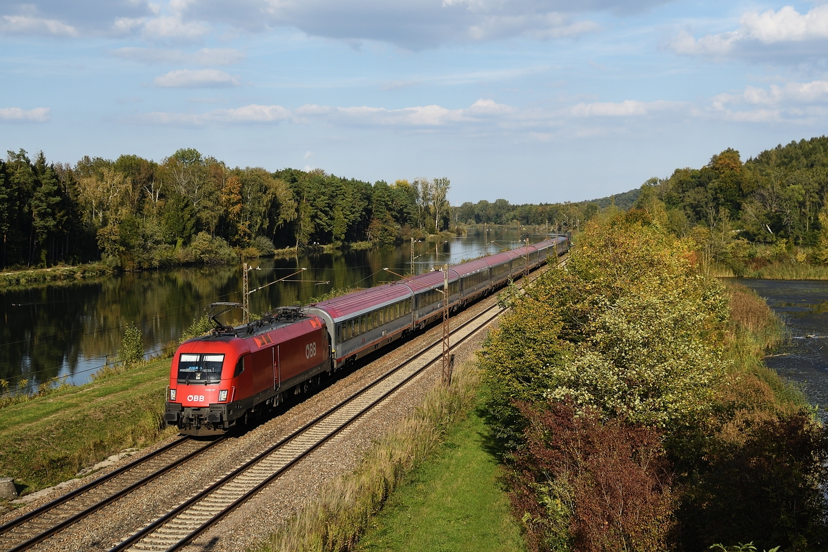 1116 117 bespannte am 28. September 2018 EC 112 nach Frankfurt am Main. Hier ist der Zug auf der KBS 980 bei Günzburg.