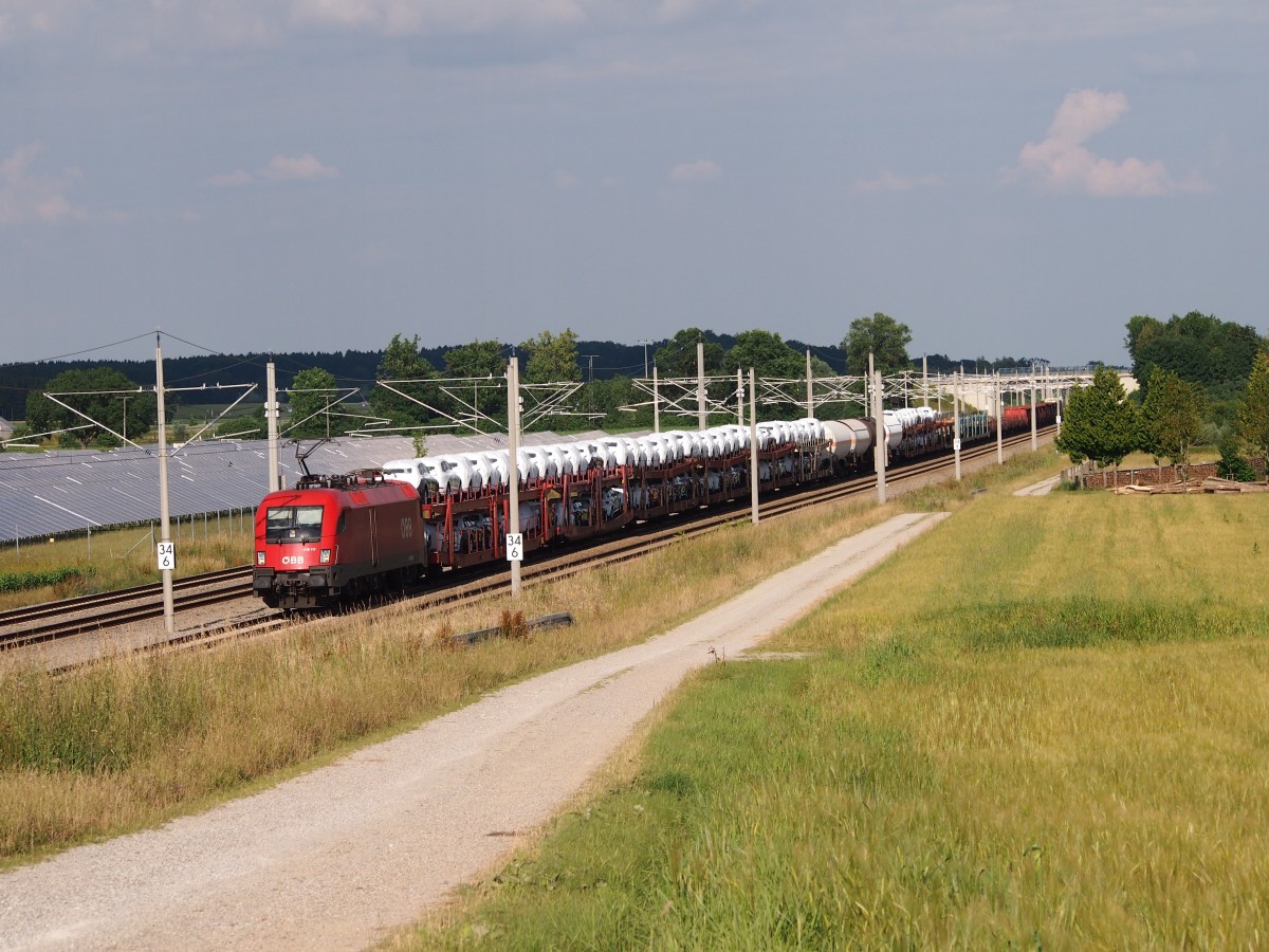 1116 117 mit dem EZ 51592 von München Nord nach Nürnberg Rbf. Am 26.06.15 bei Hattenhofen.