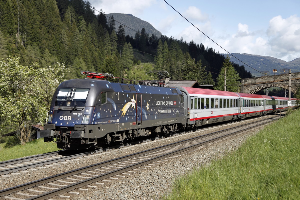 1116 126 (Licht ins Dunkel II) mit EC81 bei Stainach in Tirol am 8.05.2014.