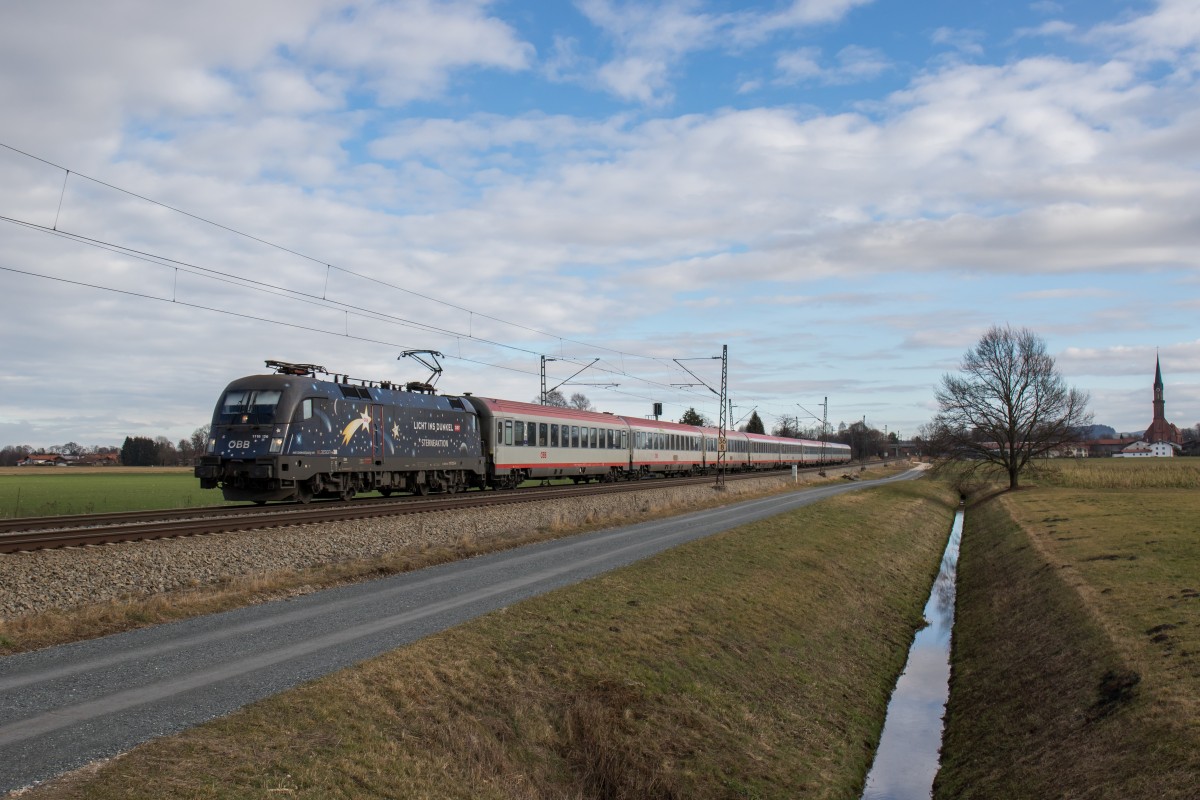 1116 126  Licht ins Dunkel  mit dem IC 662 am 6. Januar 2016 bei Übersee.