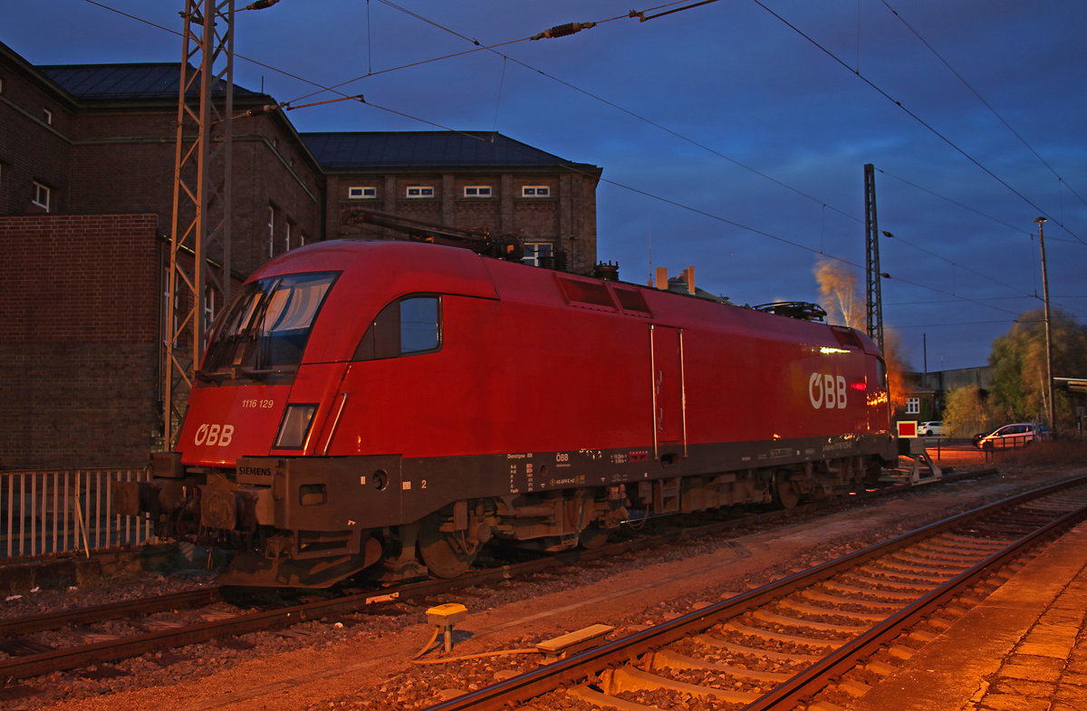 1116 129-8 der ÖBB steht am 18.11.2017 in Zwickau (Sachs) Hbf zur Wochenendruhe abgestellt. Sie war zu Schulungszwecken in Westsachsen zu Gast gewesen. 