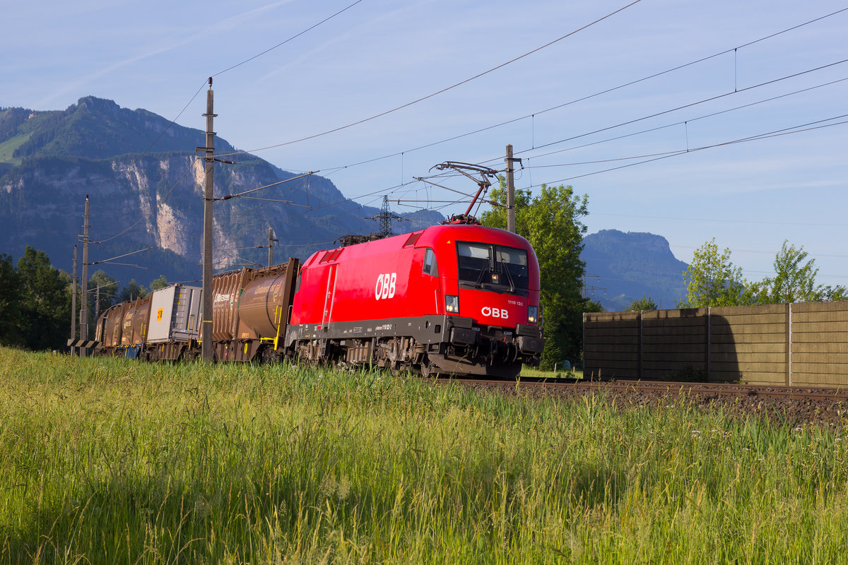 1116 132-2 mit einem Güterzug in der Schwarzacher Kurve gen Bregenz. 8.6.17