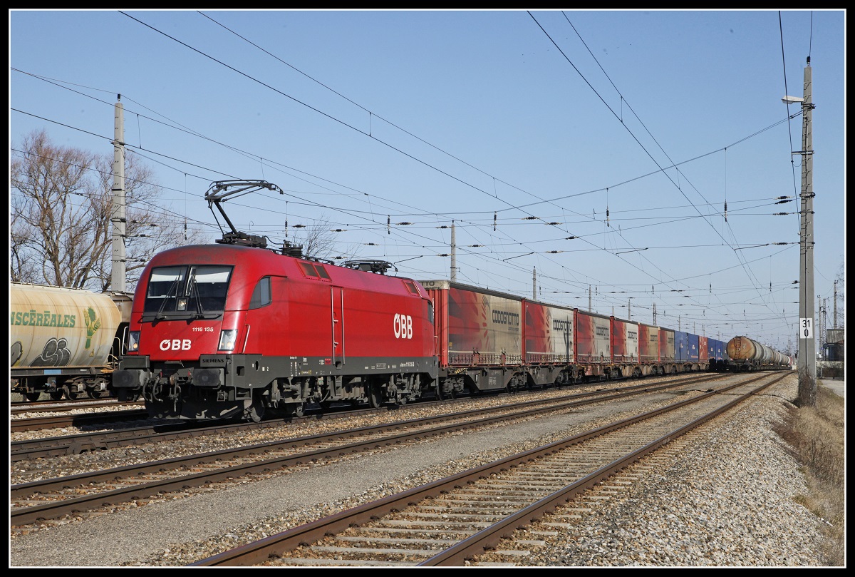 1116 135 mit Güterzug in Wampersdorf am 28.02.2019.