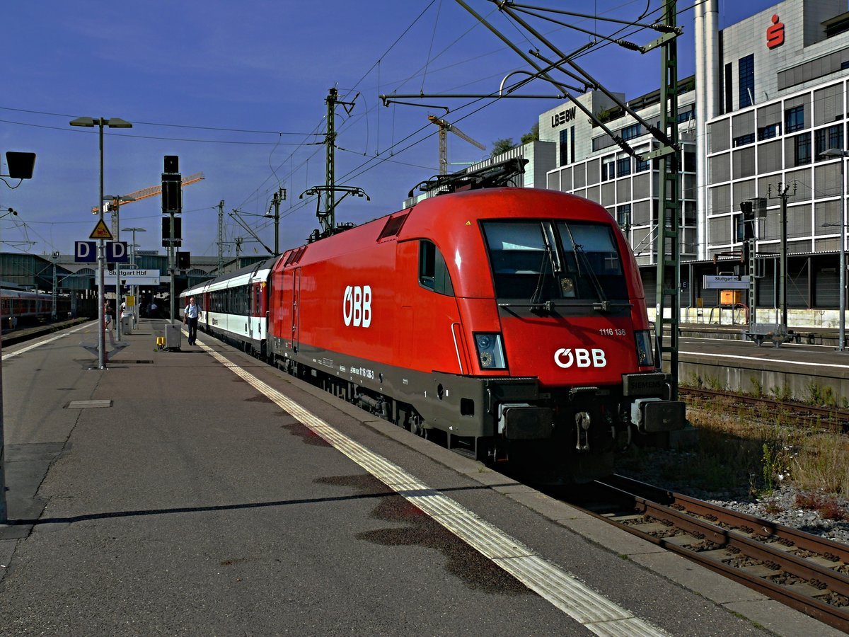 1116 136 wartet am 8.8.18 um 10:28 Uhr auf die Abfahrt in Richtung Zürich HB. Zuvor brachte 1116 274 den Zug aus Zürich nach Stuttgart.