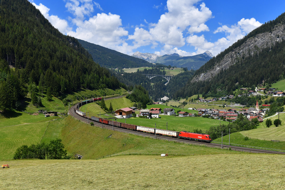 1116 137 mit einem Schrottzug am 30.06.2018 bei St. Jodok am Brenner. 