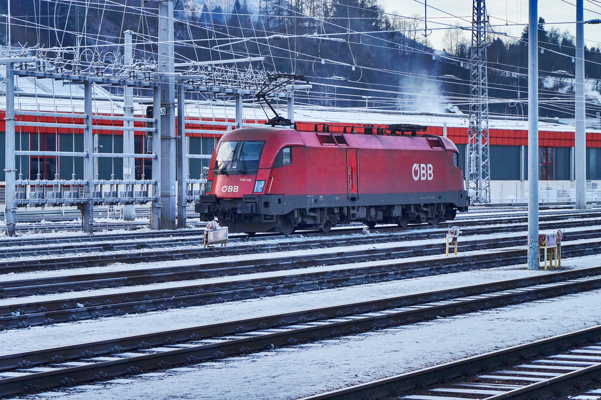 1116 138-9 steht am 10.12.2016 im frostigen Bahnhof Schwarzach-St. Veit.