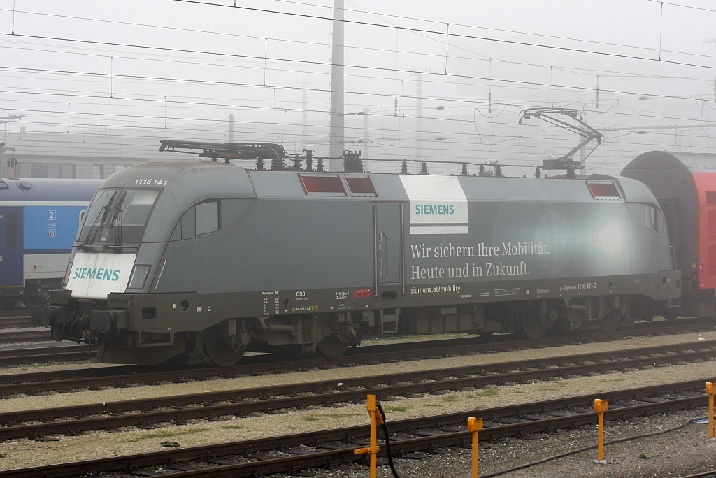 1116 141-3 wartet im Nebel am 19.Dezember 2015 in Wien Matzleinsdorf auf ihren nächsten Einsatz. Aufgenommen von der Plattform des letzten Wagen von Zug 14050.