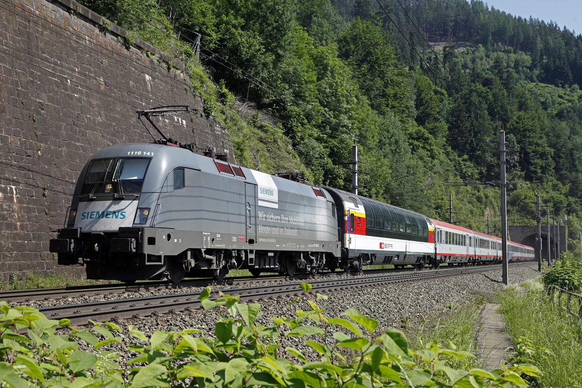 1116 141 (SIEMENS) mit EC164 beim Galgenbergtunnel am 8.06.2015.