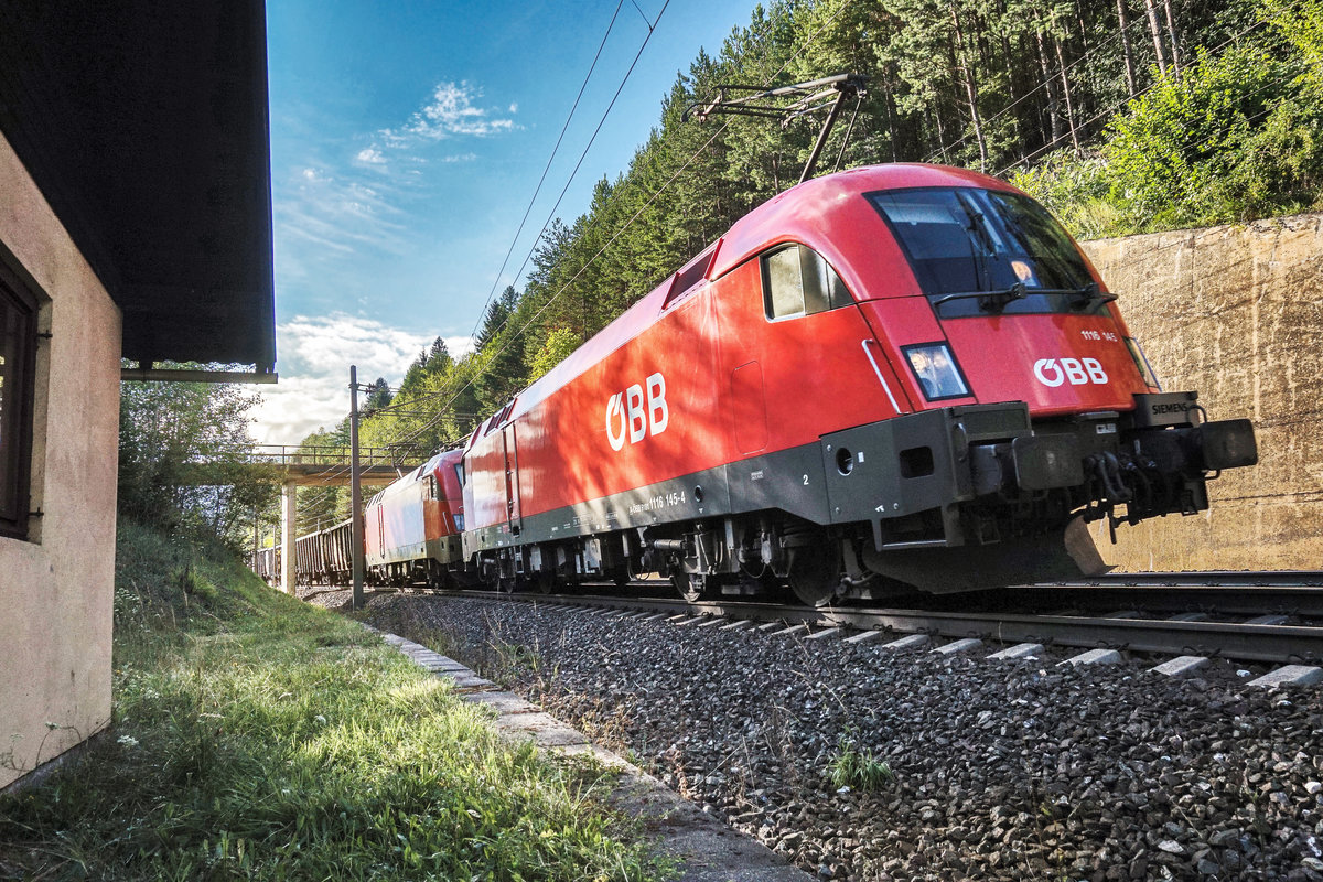 1116 145-4 und 1116 041-5 fährt mit einem Kohlenzüge bei Oberfalkenstein die Tauernbahn-Südrampe hinunter.
Aufgenommen am 7.8.2017.
