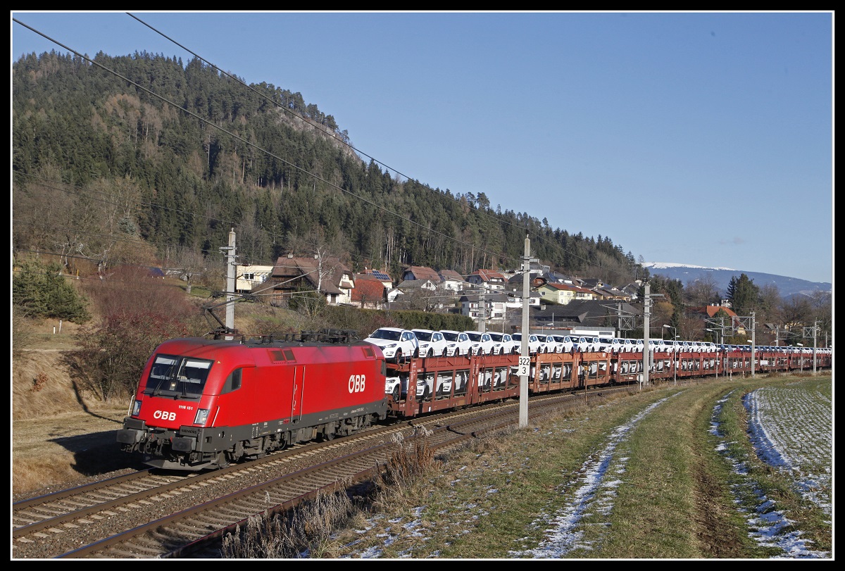 1116 151 mit Güterzug in St.Georgen am Längsee am 18.12.2018.