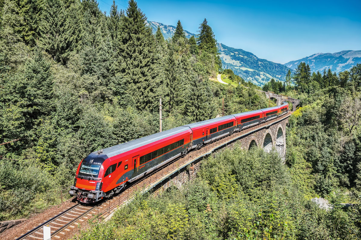1116 152-0 schiebt den railjet 111 (München Hbf - Klagenfurt Hbf) über das Hundsdorfer-Viadukt bei Bad Hofgastein.
Aufgenommen am 30.8.2017.