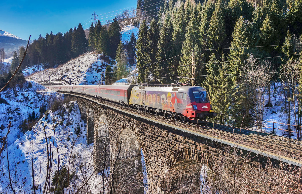 1116 153-8 überquert am Zugschluss des railjet 111 (München Hbf - Klagenfurt Hbf), den Hundsdorfer-Viadukt bei Bad Hofgastein.
Aufgenommen am 15.2.2017.