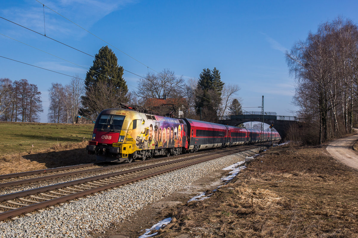 1116 153  ÖAMTC  fährt mit dem RJ 662 bei Übersee in Richtung Innsbruck, aufgenommen am 11. Februar 2017.