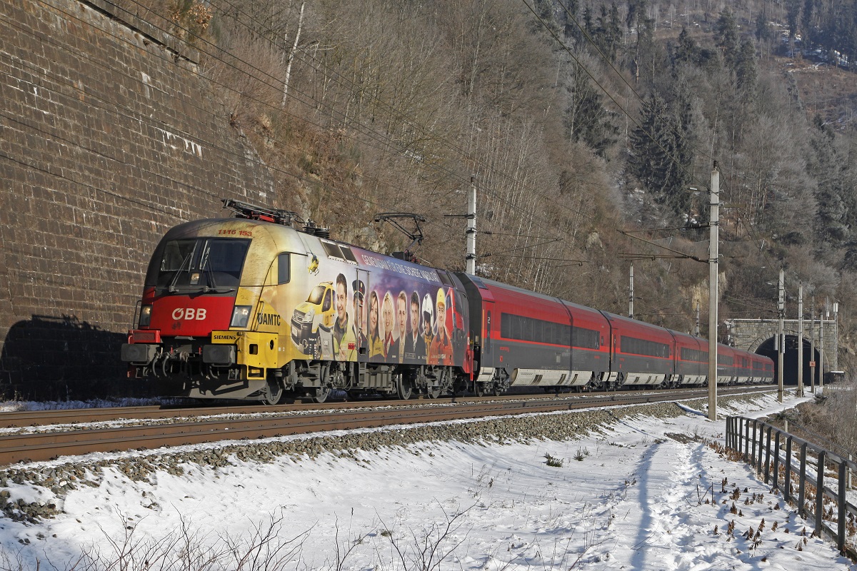 1116 153 (ÖAMTC) mit RJ533 beim Galgenbergtunnel am 24.01.2017.