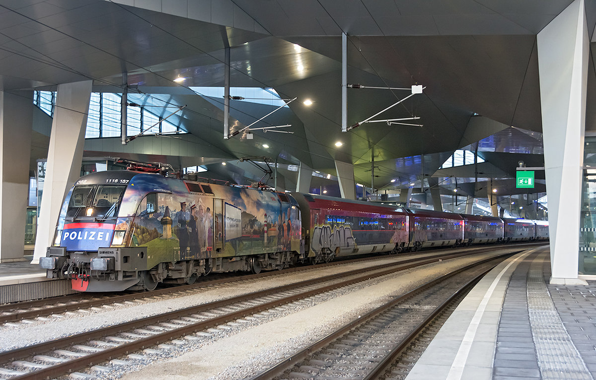 1116 157  Polizei  in Wien Hbf. mit railjet 742 nach Salzburg. Die Aufnahme entstand am 10.02.2019.